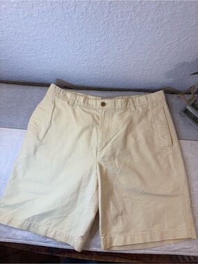 Izod Men's Pale Yellow 100% Cotton Shorts. Size 38. Chino / Khaki style.
